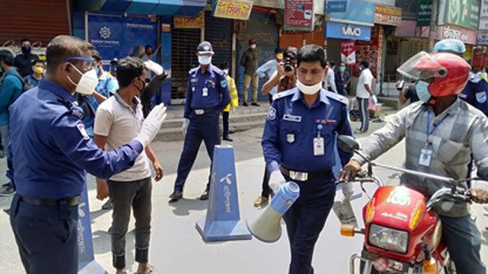 করোনা ভাইরাস সম্পর্কে মানুষকে সচেতন করতে প্রচারণা চালাচ্ছেন পুলিশ সদস্যরা- সংগৃহীত