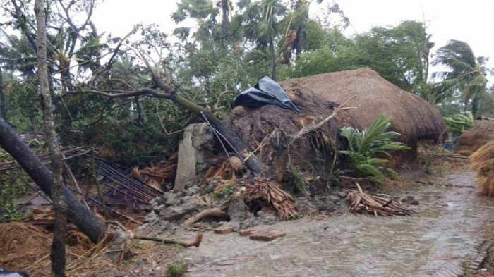 আম্পানের আঘাতে লন্ডভন্ড হয়েছে পশ্চিমবঙ্গের একাধিক এলাকা