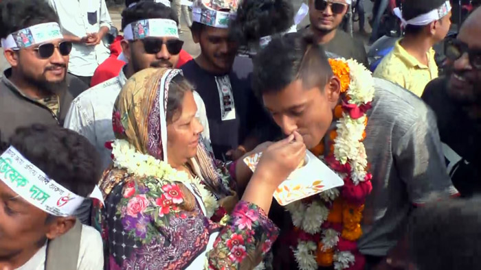 মাশরাফির মায়ের হাতে মিষ্টিমুখ করছেন অভিষেক