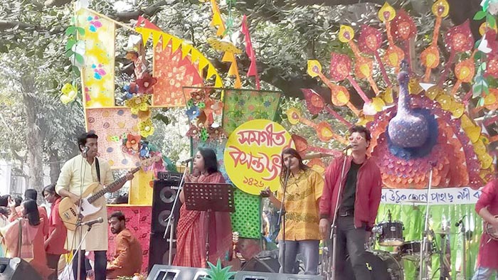 ঢাকা বিশ্ববিদ্যালয়ের বকুলতলায় বসন্তবরণ- একুশে টেলিভিশন ঢাকা বিশ্ববিদ্যালয়ের বকুলতলায় বসন্তবরণ- একুশে টেলিভিশন