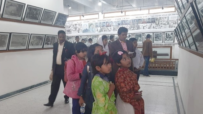টুঙ্গিপাড়ায় বঙ্গবন্ধু স্মৃতি জাদুঘর পরিদর্শনে শিক্ষার্থীরা- একুশে টেলিভিশন টুঙ্গিপাড়ায় বঙ্গবন্ধু স্মৃতি জাদুঘর পরিদর্শনে শিক্ষার্থীরা- একুশে টেলিভিশন