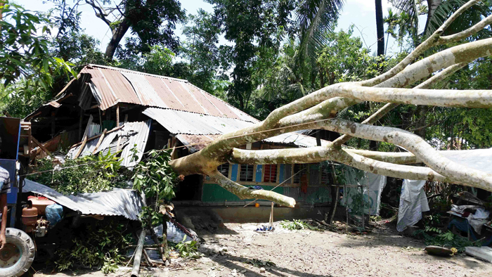 চিতলমারীতে কালবৈশাখী ঝড়ে ক্ষতিগ্রস্ত বাড়িঘর।