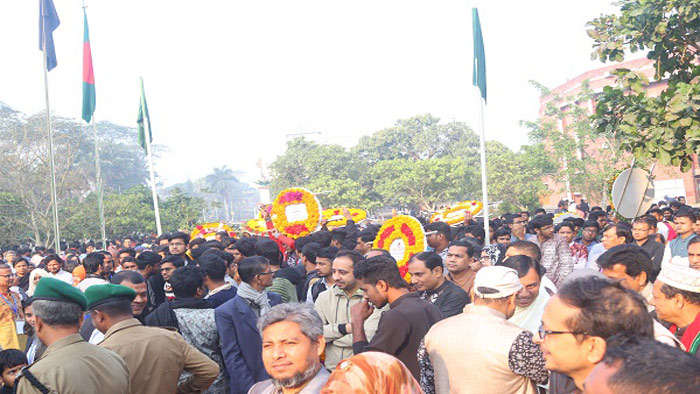 বাকৃবির শহীদ মিনারে শ্রদ্ধা জ্ঞাপনে অব্যবস্থাপনা!