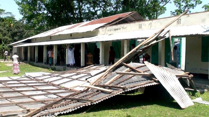 কালবৈশাখী ঝড়ে লণ্ডভণ্ড হয়েছে বাউফলের সাবপুরা আদর্শ মাধ্যমিক বিদ্যালয়ের মূল ভবন।