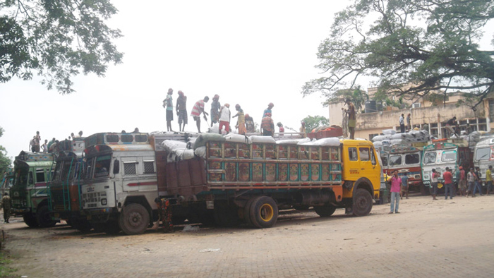 পণ্যবোঝাই ট্রাকের জট