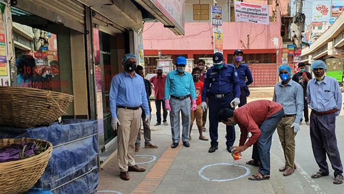 দোকানের সামনে সাদা বৃত্ত এঁকে দিচ্ছে প্রশাসন