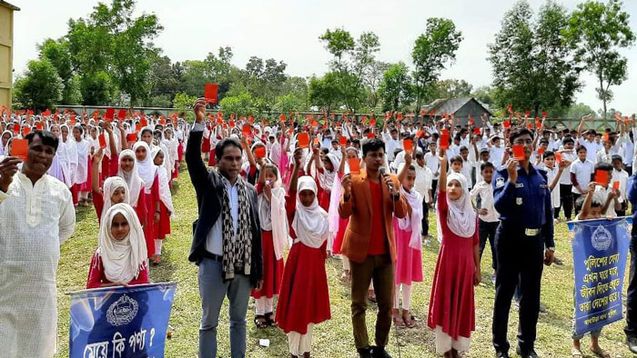 শিমুল উচ্চবিদ্যালয় মাঠে শিক্ষার্থীরা লালকার্ড প্রদর্শণ করছে। ছবি: একুশে টেলিভিশন