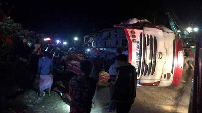 স্টার লাইন পরিবহনের বাস নিয়ন্ত্রণ হারিয়ে সড়কের পাশে উল্টে আছে। ছবি: একুশে টেলিভিশন স্টার লাইন পরিবহনের বাস নিয়ন্ত্রণ হারিয়ে সড়কের পাশে উল্টে আছে। ছবি: একুশে টেলিভিশন