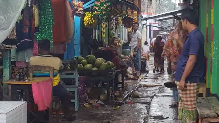 দৌলতদিয়া যৌনপল্লীর ভিতরের একটি চলার পথ- একুশে টেলিভিশন