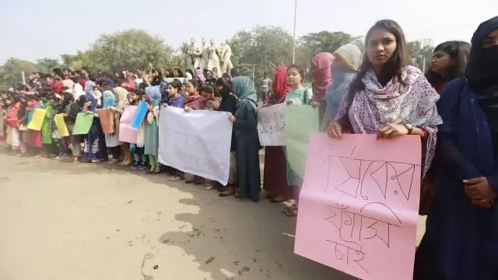 ধর্ষককে গ্রেফতারের দাবিতে উত্তাল ঢাকা বিশ্ববিদ্যালয়- সংগৃহীত