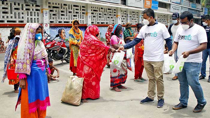 ছিন্নমূল মানুষের মাঝে মৌসুমী ফল আম বিতরণ করেছে ই-কমার্স সাইট ‘ইকোহাট’- একুশে টেলিভিশন