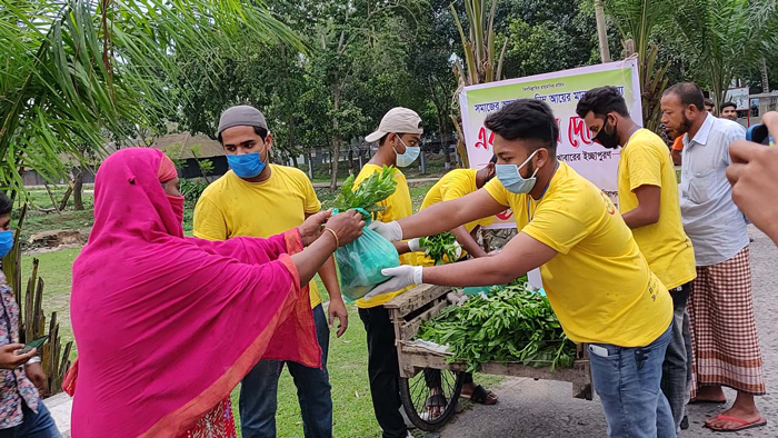 এক টাকার দোকানে ক্রেতাদের ভিড়- ছবি একুশে টিভি।