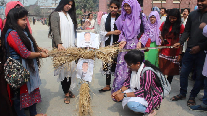 হাবিপ্রবিতে শিক্ষককে কটুক্তিকারী কর্মচারীর কুশপুত্তলিকা দাহ