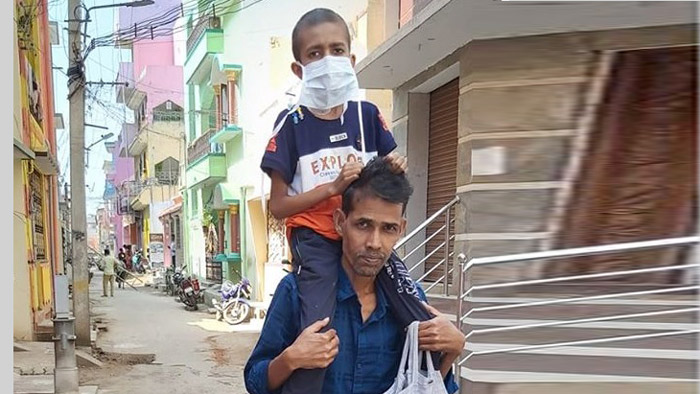 ক্যান্সার আক্রান্ত শিশুপুত্রকে কাঁধে নিয়ে পিতা ক্যান্সার আক্রান্ত শিশুপুত্রকে কাঁধে নিয়ে পিতা