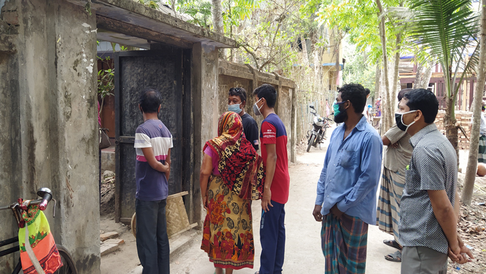 মৃত্যু দম্পতির বাড়ির সামনে লোকজনের ভীড়