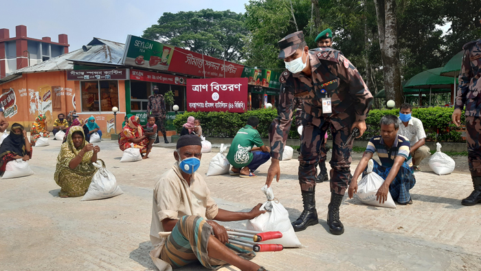 শ্রীমঙ্গলে খাদ্য সামগ্রী বিতরণ করছে বিজিবি- ছবি একুশে টিভি।