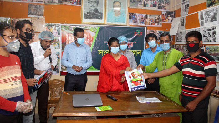 লালবাহাদুর’র জাত উন্মোচন শেষে এর বীজ কৃষকের কৃষকের হাতে তুলে দেওয়া হচ্ছে- একুশে টেলিভিশন