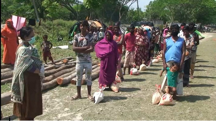 বেদে পল্লীতে খাদ্যসামগ্রী বিতরণ শেষে করোনা সংক্রমণ মোকাবেলায় দিক নির্দেশনা দেন ইউএনও রুম্পা সিকদার