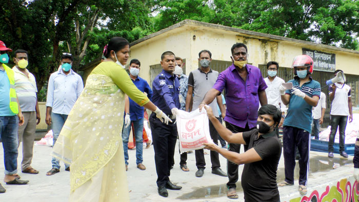 নড়াইলে কর্মহীন মানুষদের মাঝে খাদ্যসামগ্রী বিতরণ করা হচ্ছে- একুশে টেলিভিশন