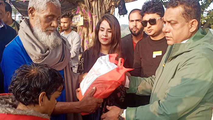 নড়াইলে মাশরাফির বাবার হাত থেকে কম্বল নিলেন শীর্তাতরা