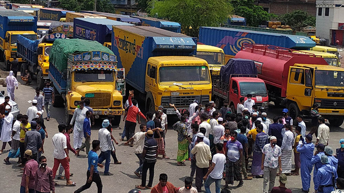 বিক্ষোভ ও সড়ক অবরোধের দৃশ্য