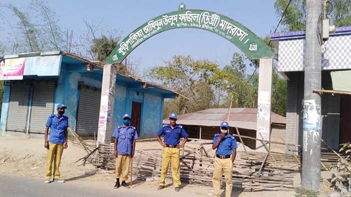 মৃতের বাড়ির সামনে পাহারায় গ্রাম পুলিশের সদস্যরা