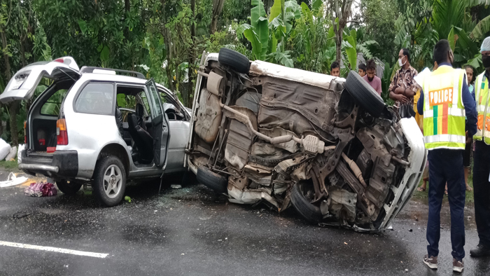 দুর্ঘটনা কবলিত দু’টি প্রাইভেটকার -ছবি একুশে টিভি।