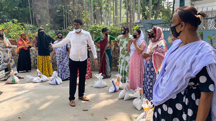 নিজ বাসভবনের সামনে হিজড়াদের হাতে খাদ্য সহায়তা তুলে দেন এমপি শিমুল