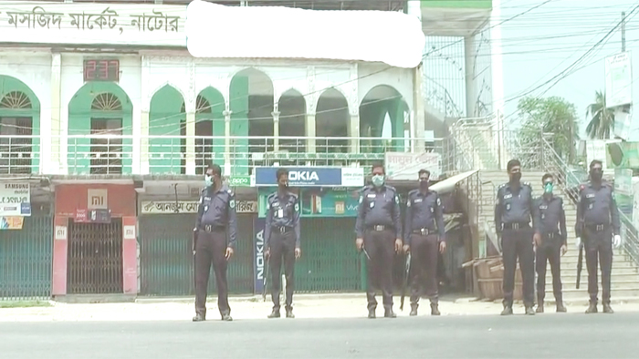 শহরের কেন্দ্রীয় মসজিদের সামনে পুলিশের অবস্থান