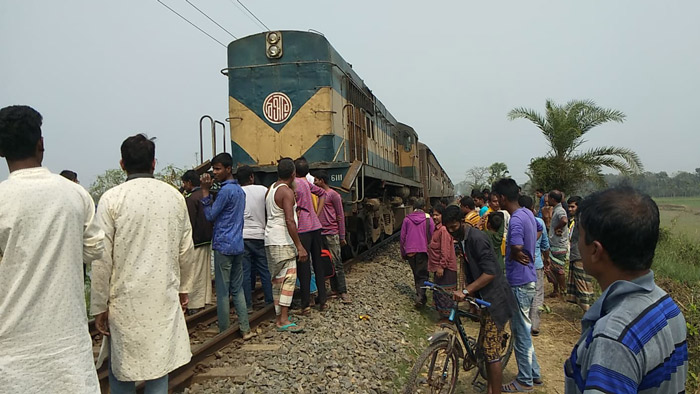 নাটোরে ট্রেন দুর্ঘটনার কারণে উত্তরাঞ্চলের সঙ্গে রেল যোগাযোগ বন্ধ হয়ে যায়- একুশে টেলিভিশন