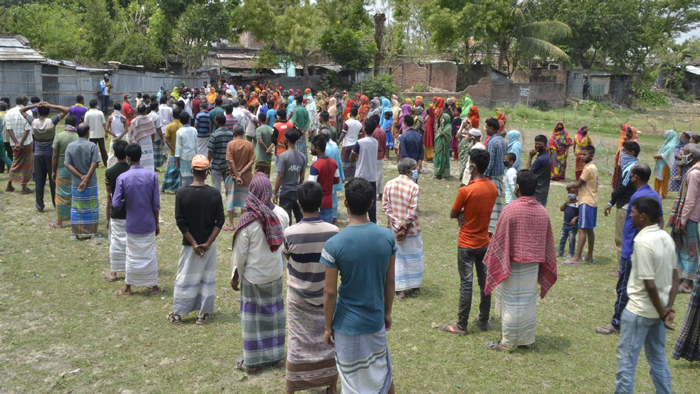 ত্রাণের দাবিতে কর্মহীনদের বিক্ষোভ ত্রাণের দাবিতে কর্মহীনদের বিক্ষোভ