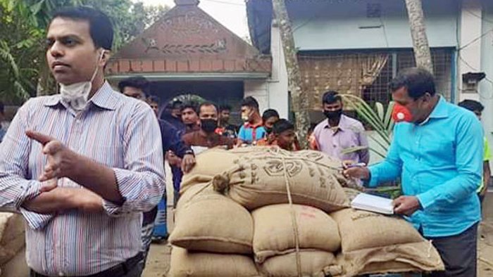 গুদামটি সীলগালা করার মুহূর্তে কথা বলছেন ইউএনও