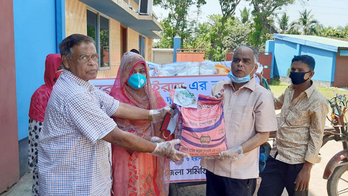 দরিদ্রদের মাঝে সাতক্ষীরা জেলা সমিতির খাদ্যসামগ্রী বিতরণ