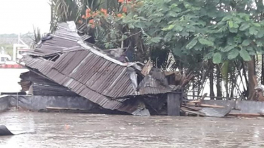 মোংলায় পণ্য ওঠানামা বিঘ্নিত, বিধ্বস্ত ঘরবাড়ি ও গাছপালা 