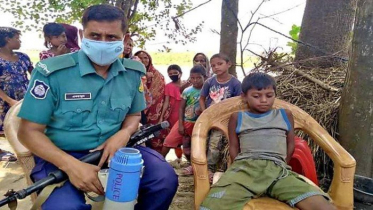 অবুঝ শিশুর হাসুয়ার কোপে প্রাণ হারালেন মা 