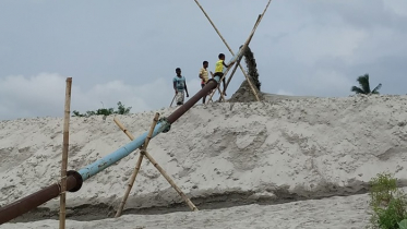 রাজশাহীতে প্রশাসনের নাকের ডগায় অবৈধ বালু উত্তোলন