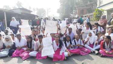 দোহারে নিরাপদ সড়কের দাবিতে শিক্ষার্থীদের সড়ক অবরোধ
