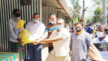 বাগেরহাটে বাড়ি বাড়ি খাদ্যসামগ্রী পৌঁছে দিচ্ছে জেলা প্রশাসন