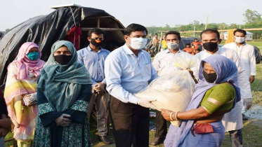 প্রধানমন্ত্রীর দেয়া ত্রাণ পেল বরগুনার হিজরা ও বেদেরা