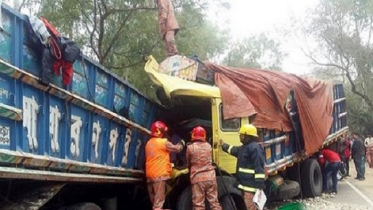 নাটোরে দুই ট্রাকের সংঘর্ষে হেলপার নিহত