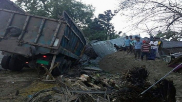 ট্রাকের নিচে পিষ্ট ঘুমন্ত মা-মেয়ে