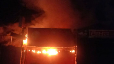 চৌমুহনীতে আগুনে পুড়ে গেছে ১২টি দোকান