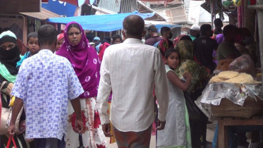 হিলিতে দোকানগুলোতে মানা হচ্ছে না শারীরিক দূরত্ব