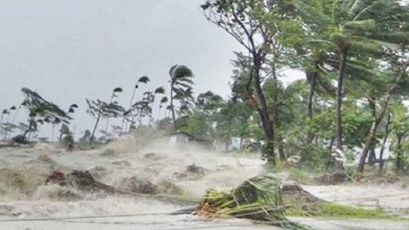 বাংলাদেশে আঘাত হেনেছে ‘আম্পান’