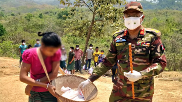 পাহাড়ি নৃ-গোষ্ঠী পরিবারে ত্রাণ পৌঁছে দিলো সেনাবাহিনী