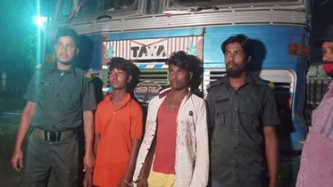ভারতীয় ট্রাক চুরি করে পালানোর সময় দুই চোর আটক