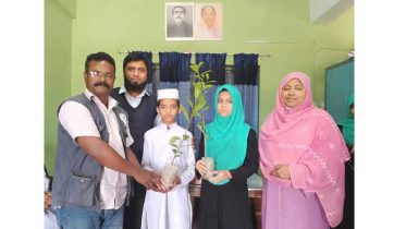 শিক্ষার্থীদের গাছ ও শিক্ষা উপকরণ দিলেন উদ্ভাবক মিজান