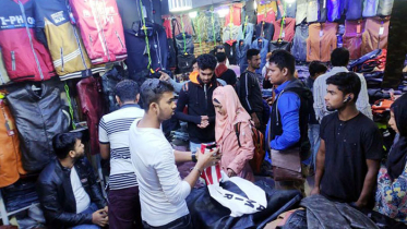 জেঁকে বসেছে শীত: শীতবস্ত্র কেনাবেচার ধুম
