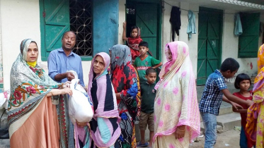 রাউজানে মহিলা আ.লীগের নেত্রীর খাদ্য সামগ্রী বিতরণ