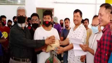 কর্মহীন পত্রিকার বিক্রয় প্রতিনিধিদের মাঝে খাদ্য বিতরণ